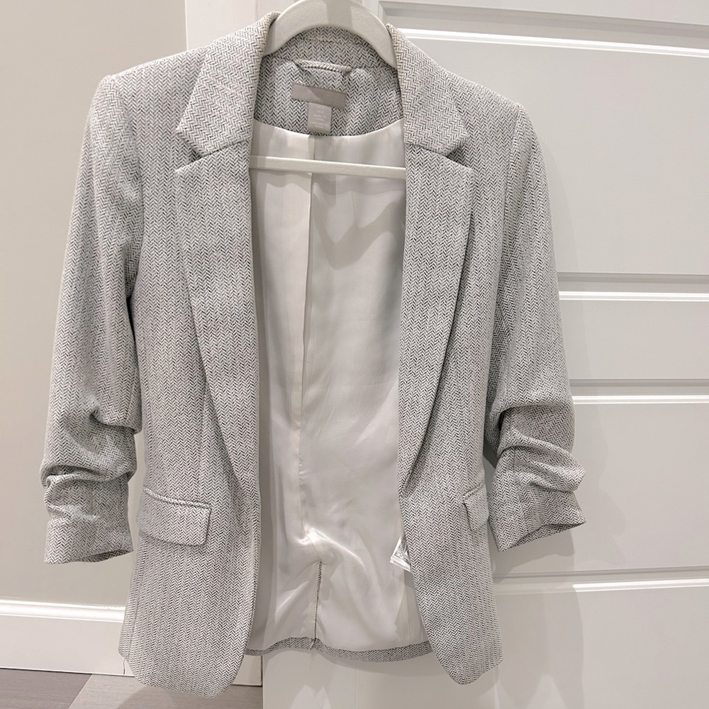 H&M gray blazer, rushed sleeves. Great condition, size 0.